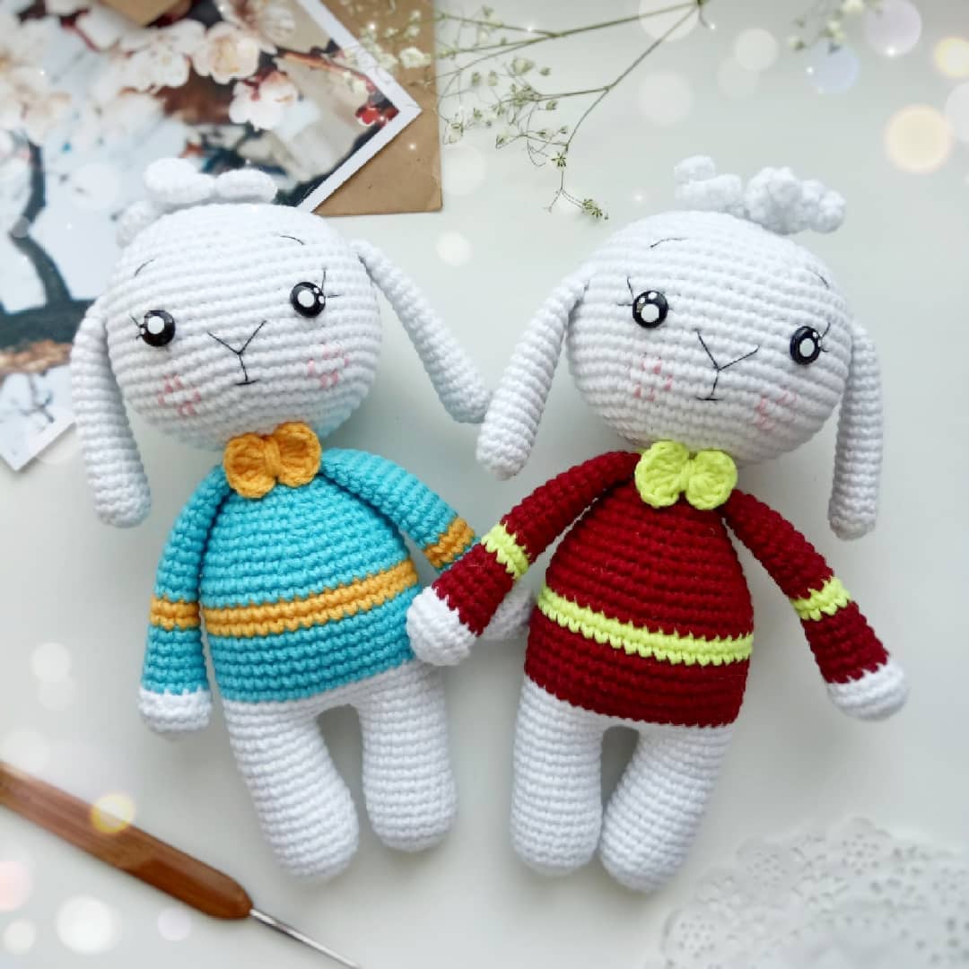 PATRON GRATIS Conejitos con Suéter Amigurumi paso a paso