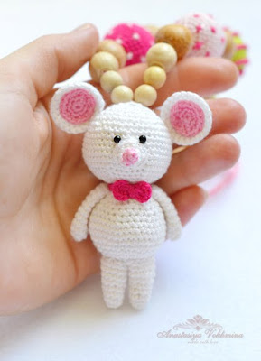 PATRÓN GRATIS. Ratón con cuentas de madera Juguete para bebes Amigurumi