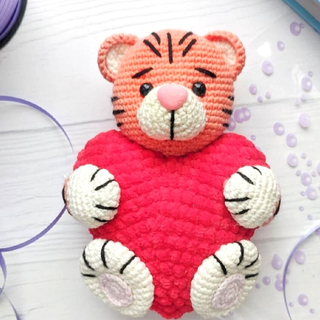 PATRÓN GRATIS Cachorro Tigre con un Corazón Amigurumi paso a paso