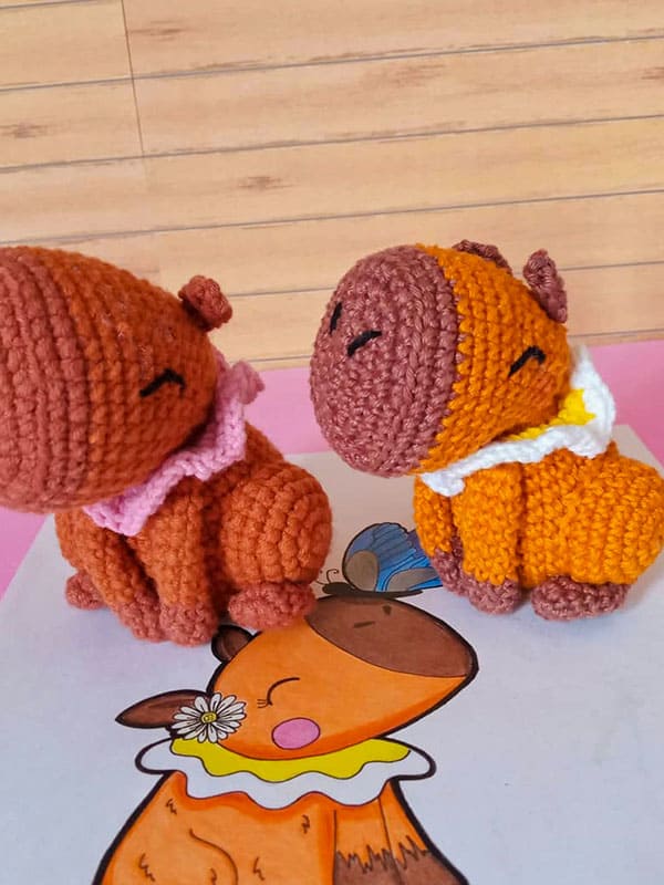 La imagen tiene un atributo ALT vacío; su nombre de archivo es Carpincho-Juguete-Amigurumi2.jpg