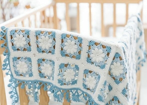 PATRON GRATIS Delicada Manta Infantil con Motivos Florales a Crochet