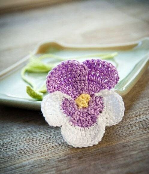 PATRÓN GRATIS Hermosas Flores Pensamientos en Crochet - Crochetisimo