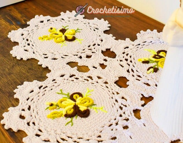 https://staging.crochetisimo.com/wp-content/uploads/2021/11/PATRON-GRATIS-Tapete-con-Bordado-Rococo-en-Crochet4-1.jpg