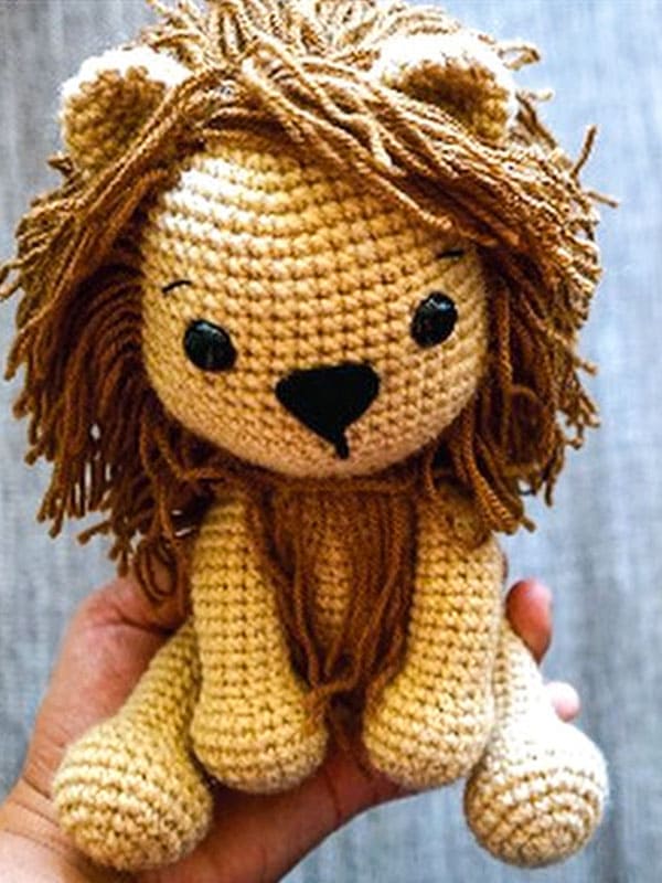 La imagen tiene un atributo ALT vacío; su nombre de archivo es PATRON-GRATIS-Leon-Basil-Juguete-Amigurumi.jpg