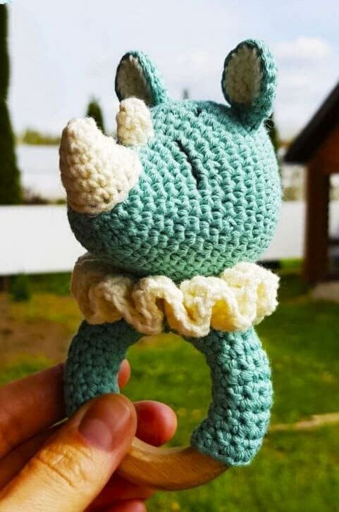 La imagen tiene un atributo ALT vacío; su nombre de archivo es PATRON-GRATIS-Sonajero-Rhino-Juguete-Amigurumi.jpg