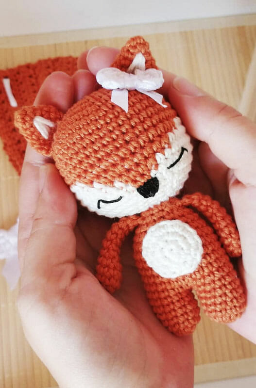 PATRÓN GRATIS Pequeño Zorro Dormido Juguete Amigurumi (fácil)
