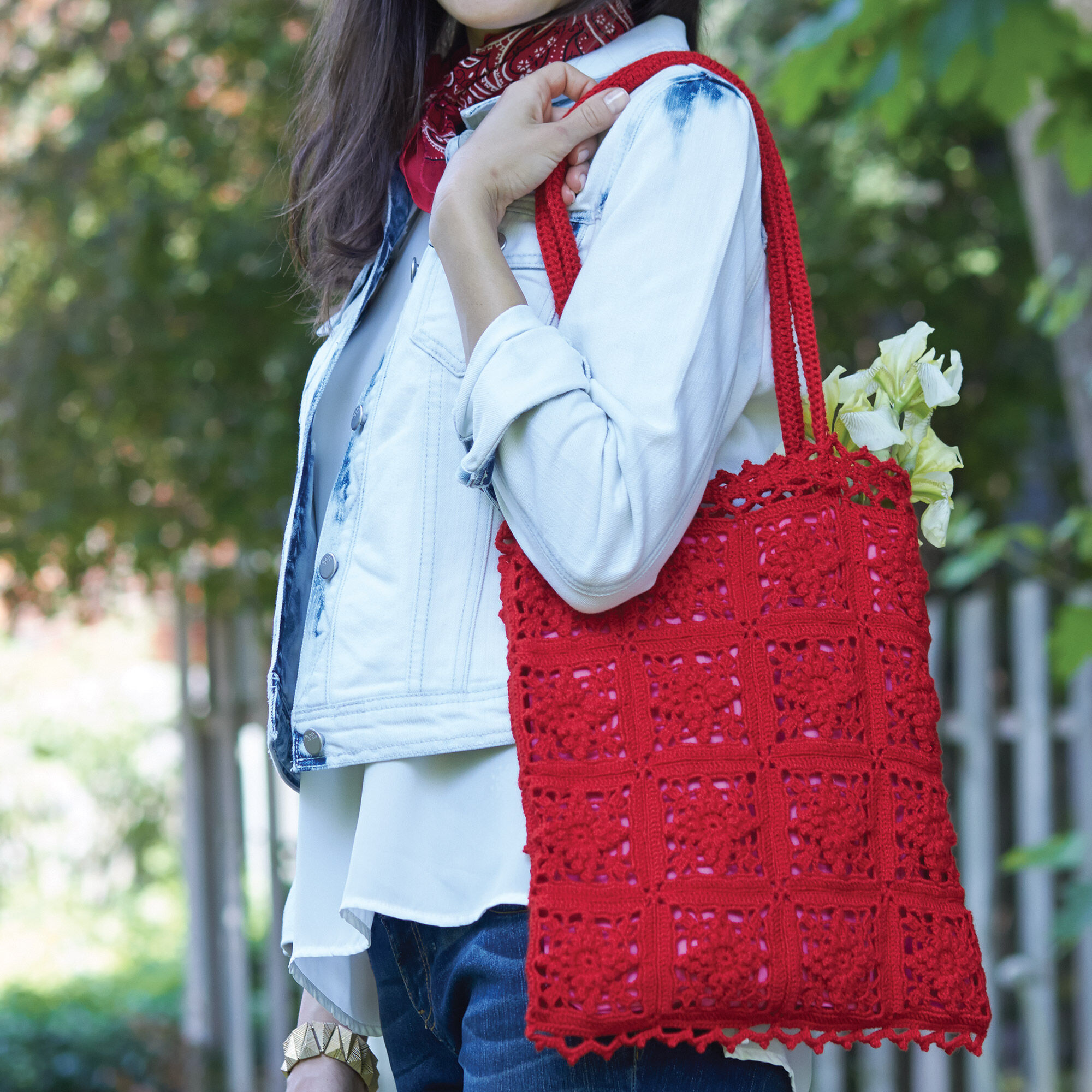 PATRÓN GRATIS Bolso Vintage con Motivos Cuadrados en Crochet