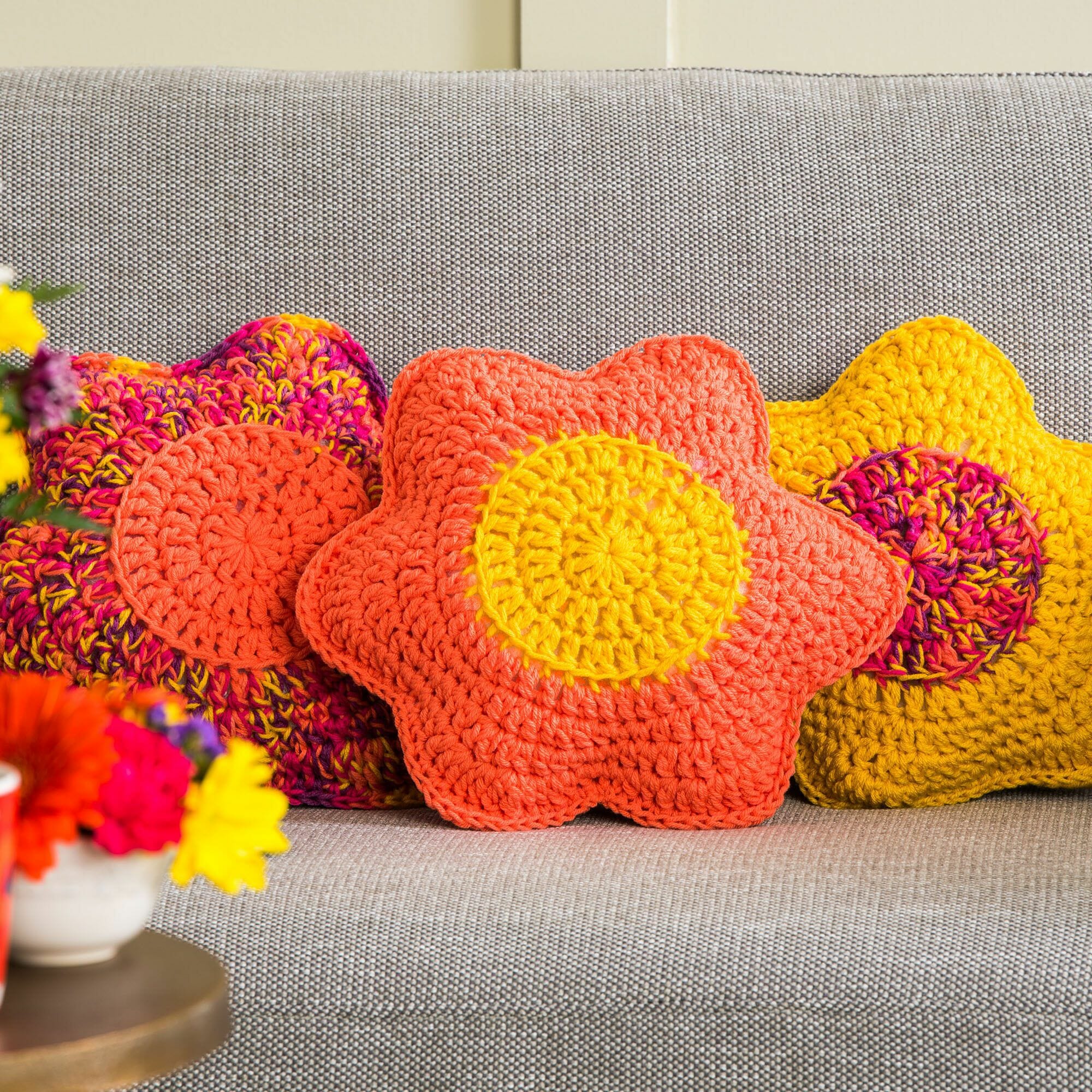 PATRÓN GRATIS Almohadones Decorativos de Flores en Crochet