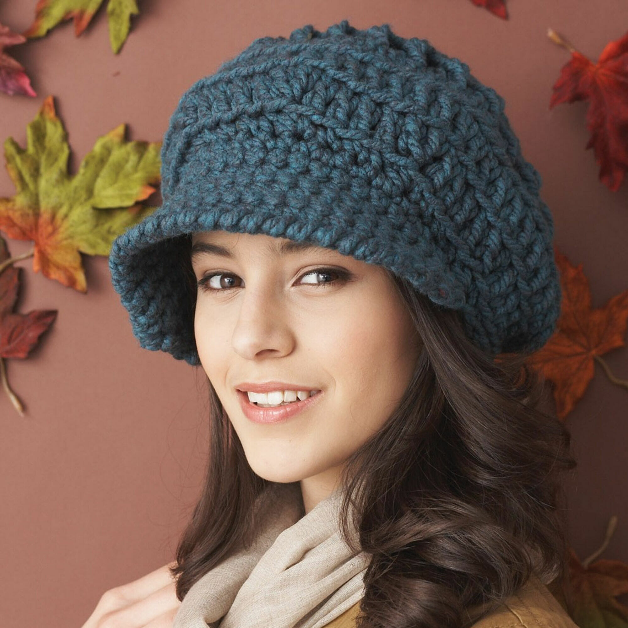 PATRÓN GRATIS Hermoso Gorro-Boina con Visera en Crochet