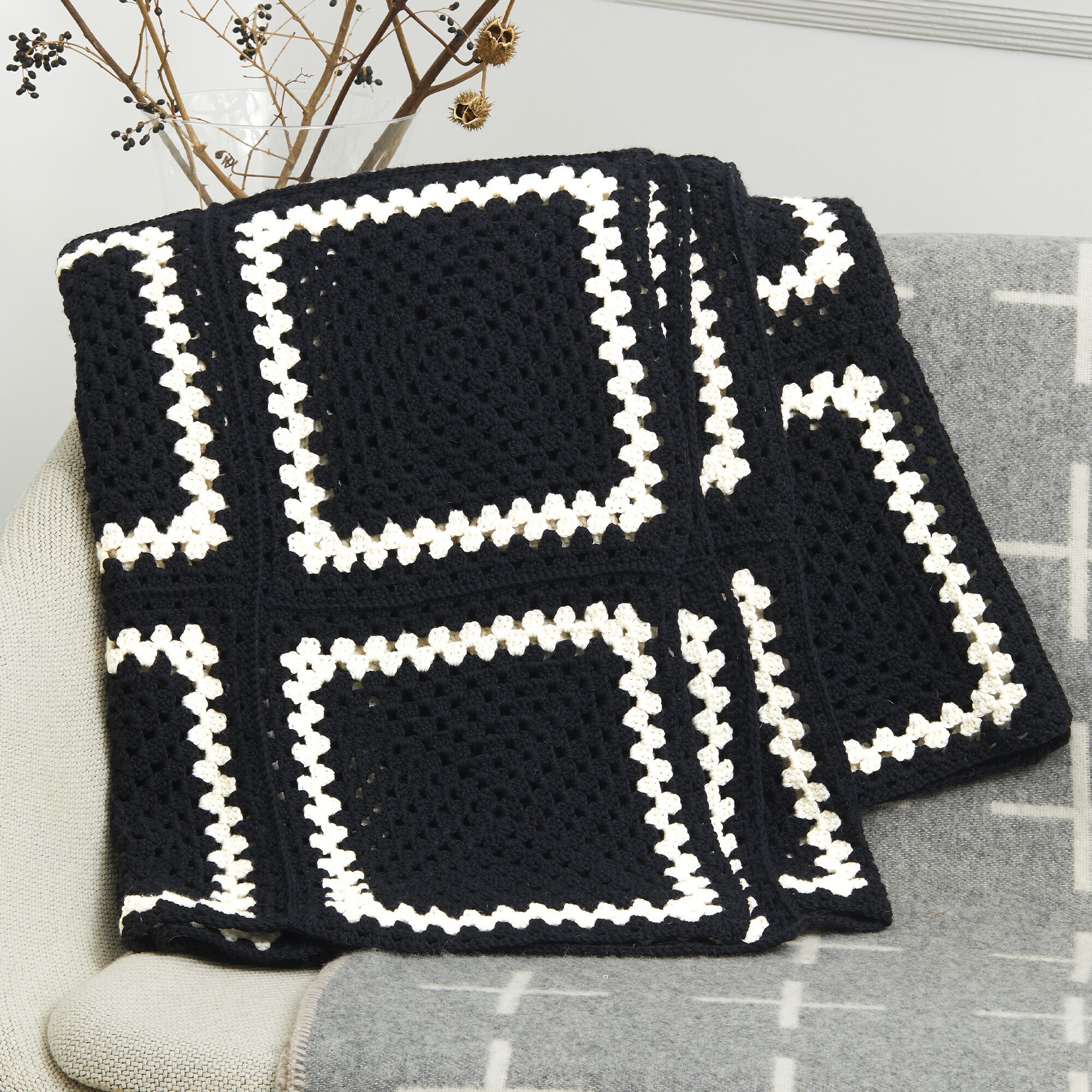 PATRÓN GRATIS Manta en Blanco y Negro a Crochet