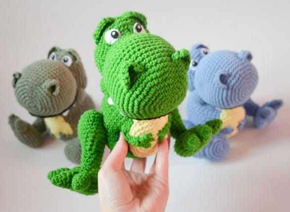 La imagen tiene un atributo ALT vacío; su nombre de archivo es dinodario-rex-juguete-amigurumi-patron-gratis1.jpg