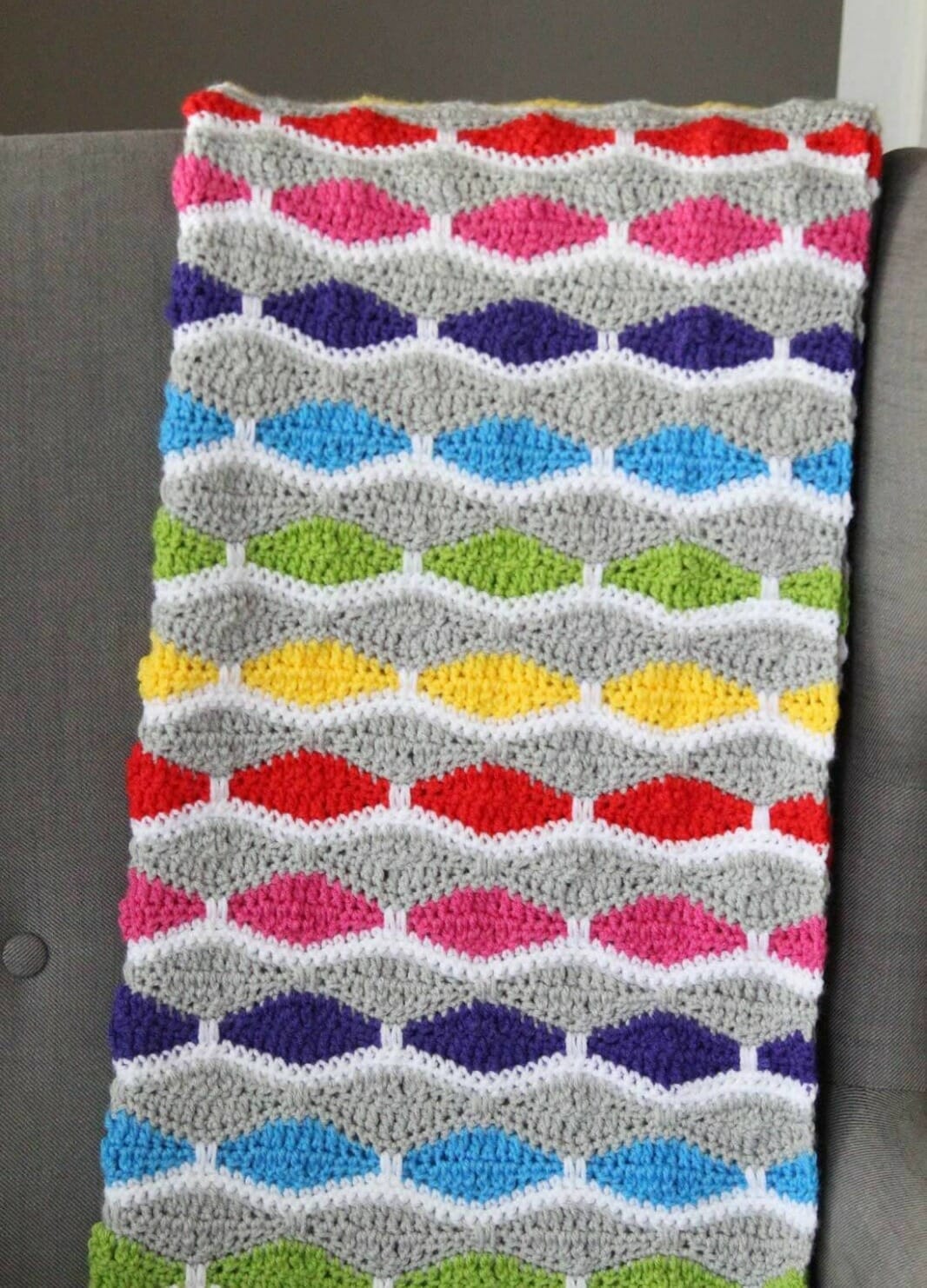 PATRÓN GRATIS Manta en Colorido Punto Onda a Crochet