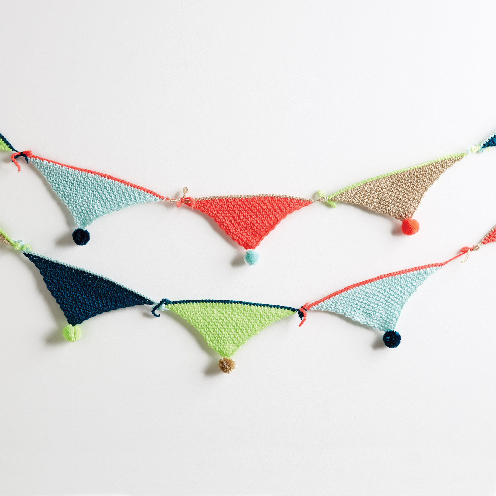 PATRÓN GRATIS Divertidos Banderines Decorativos en Crochet