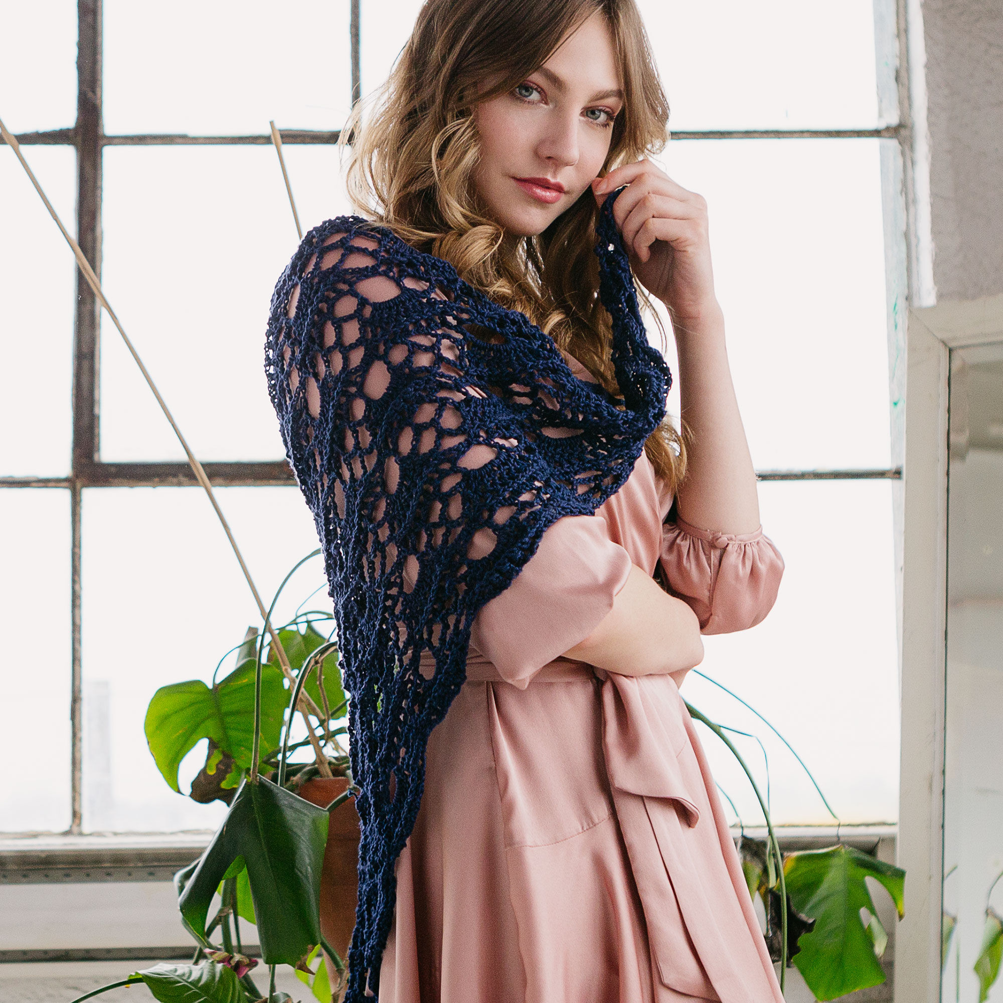 PATRÓN GRATIS Chal Azul Profundo en Punto Fantasía en Crochet