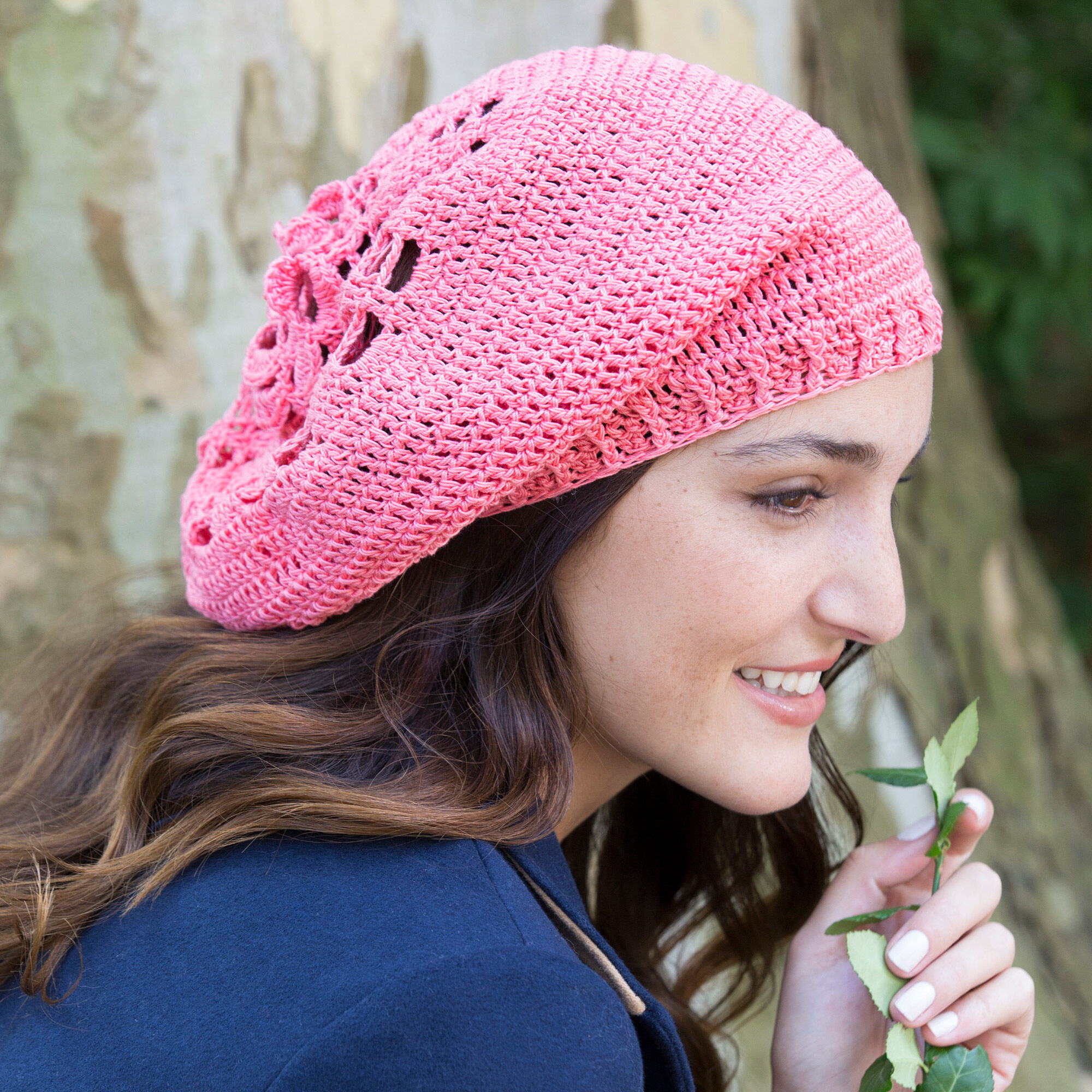 PATRÓN GRATIS Gorro con Motivo Floral en Crochet