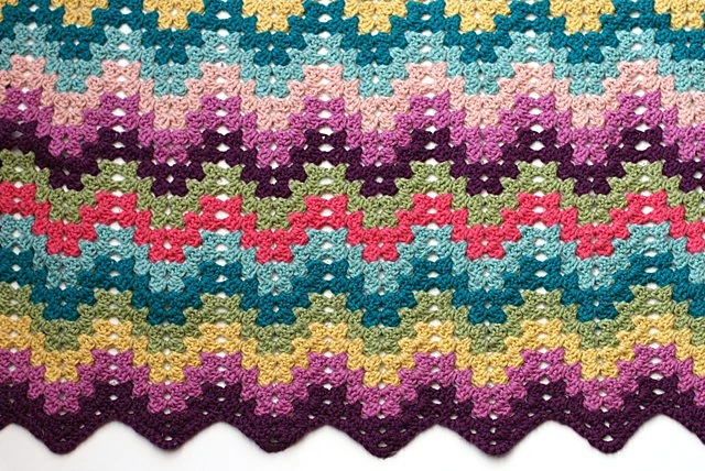 PATRÓN GRATIS Colorida Manta en Punto Onda Grannys a Crochet