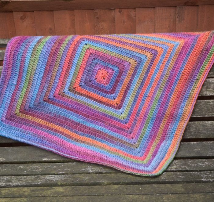 PATRÓN GRATIS Manta para Bebé Multicolor en Grannys Square a Crochet