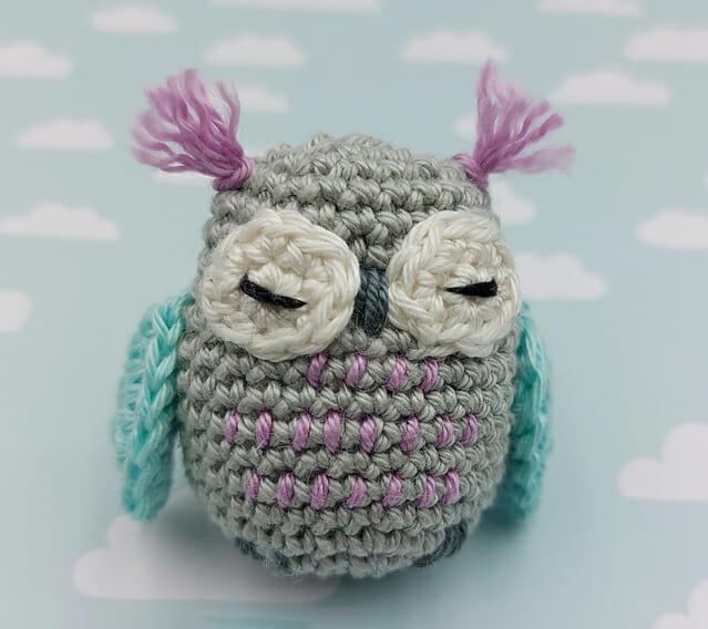 PATRÓN GRATIS Llavero Búho Durmiente Amigurumi paso a paso