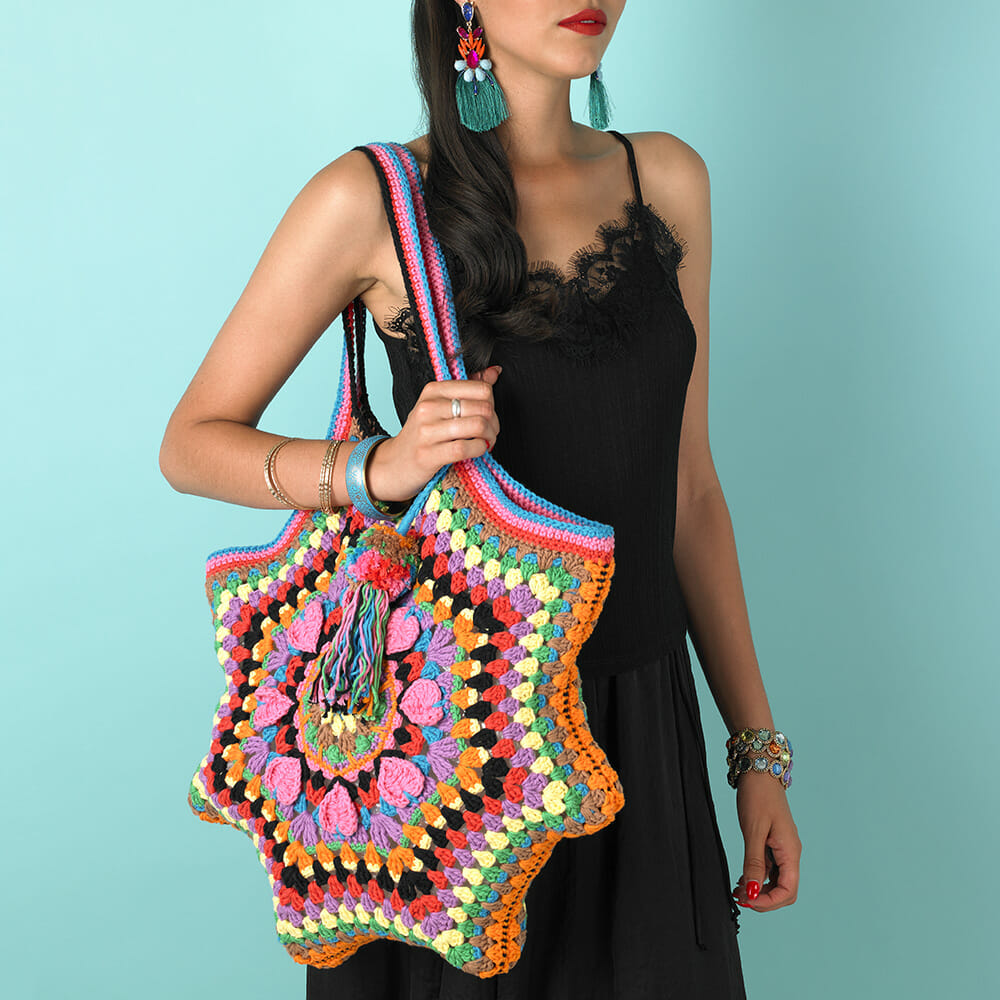 PATRÓN GRATIS Bolso Hexagonal con Motivo Floral a Crochet
