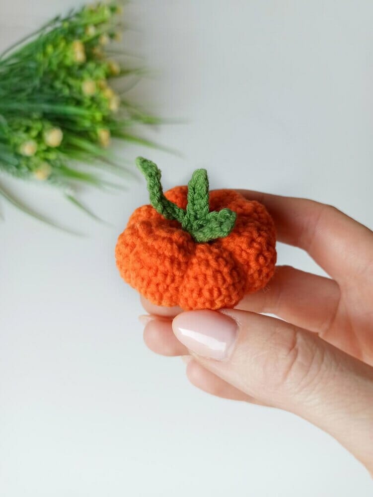 PATRÓN GRATIS Llavero Mini Calabaza Amigurumi paso a paso