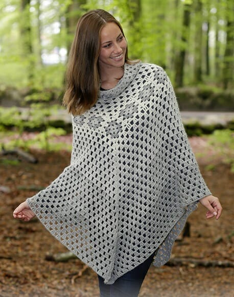 PATRÓN GRATIS Poncho Clásico Hygge en Crochet
