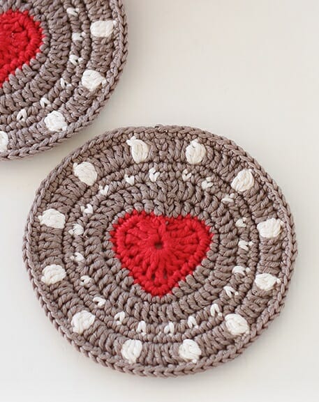 PATRÓN GRATIS Posa-Vasos Corazón Brillante en Crochet