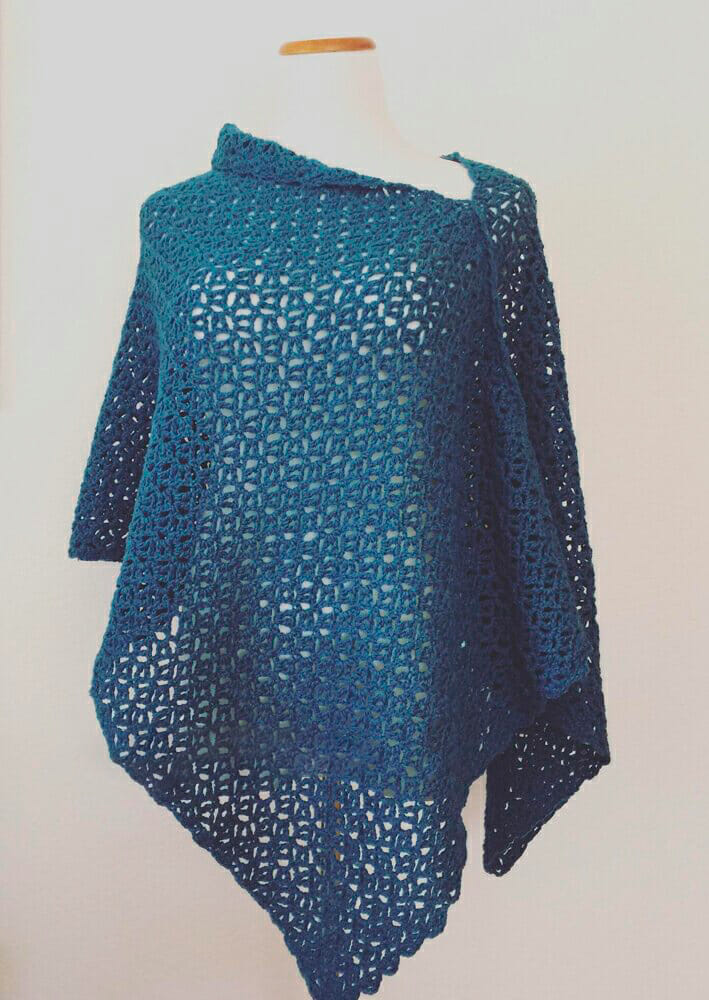 PATRÓN GRATIS Elegante Poncho Cruzado en Crochet