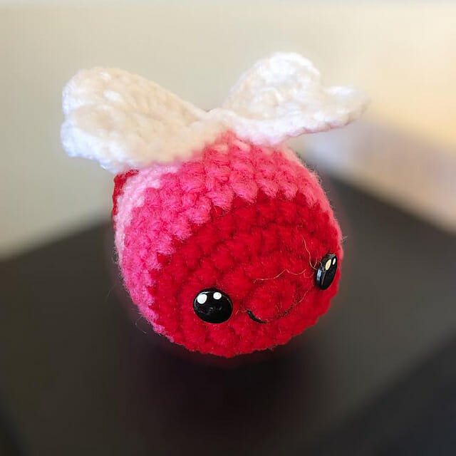 PATRÓN GRATIS Amigurumi Abeja del Amor a Crochet