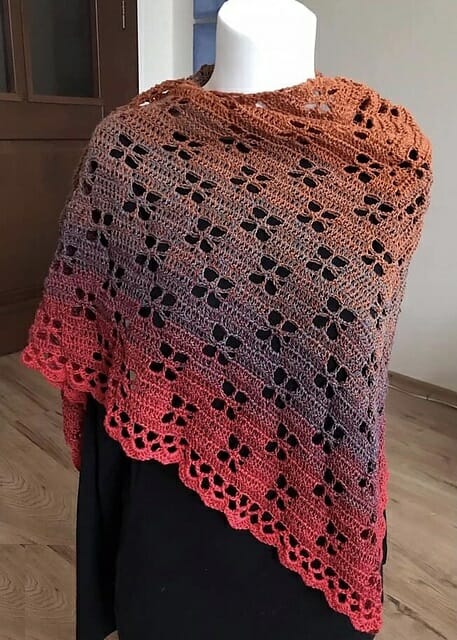 PATRÓN GRATIS Romántico Chal de Colores Tierra en Crochet