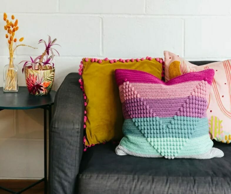 PATRÓN GRATIS Almohadón Victoria en Punto Popcorn a Crochet