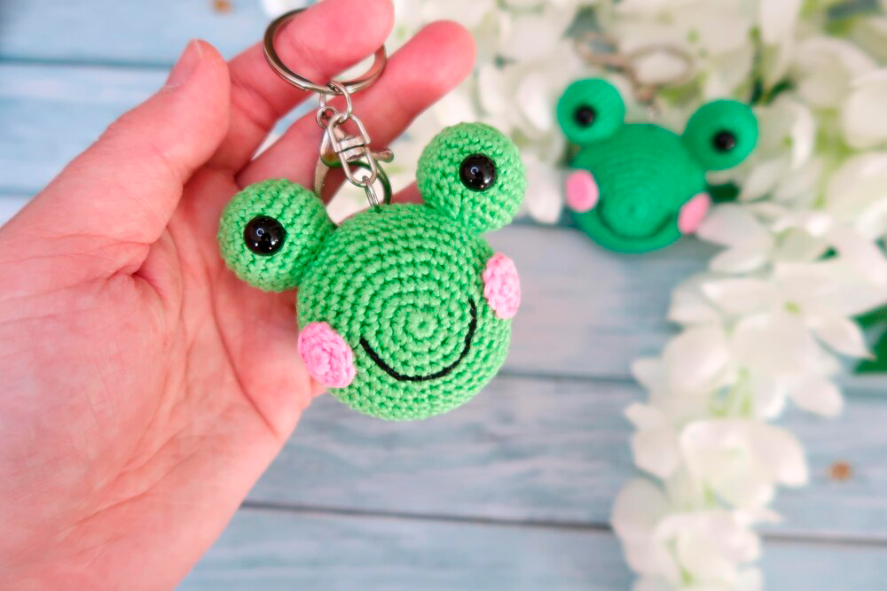 PATRÓN GRATIS Lindo Llavero Sapito Amigurumi paso a paso