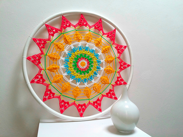 PATRÓN GRATIS Ilumina tu Vida con esta Hermosa Mándala Sol en Crochet