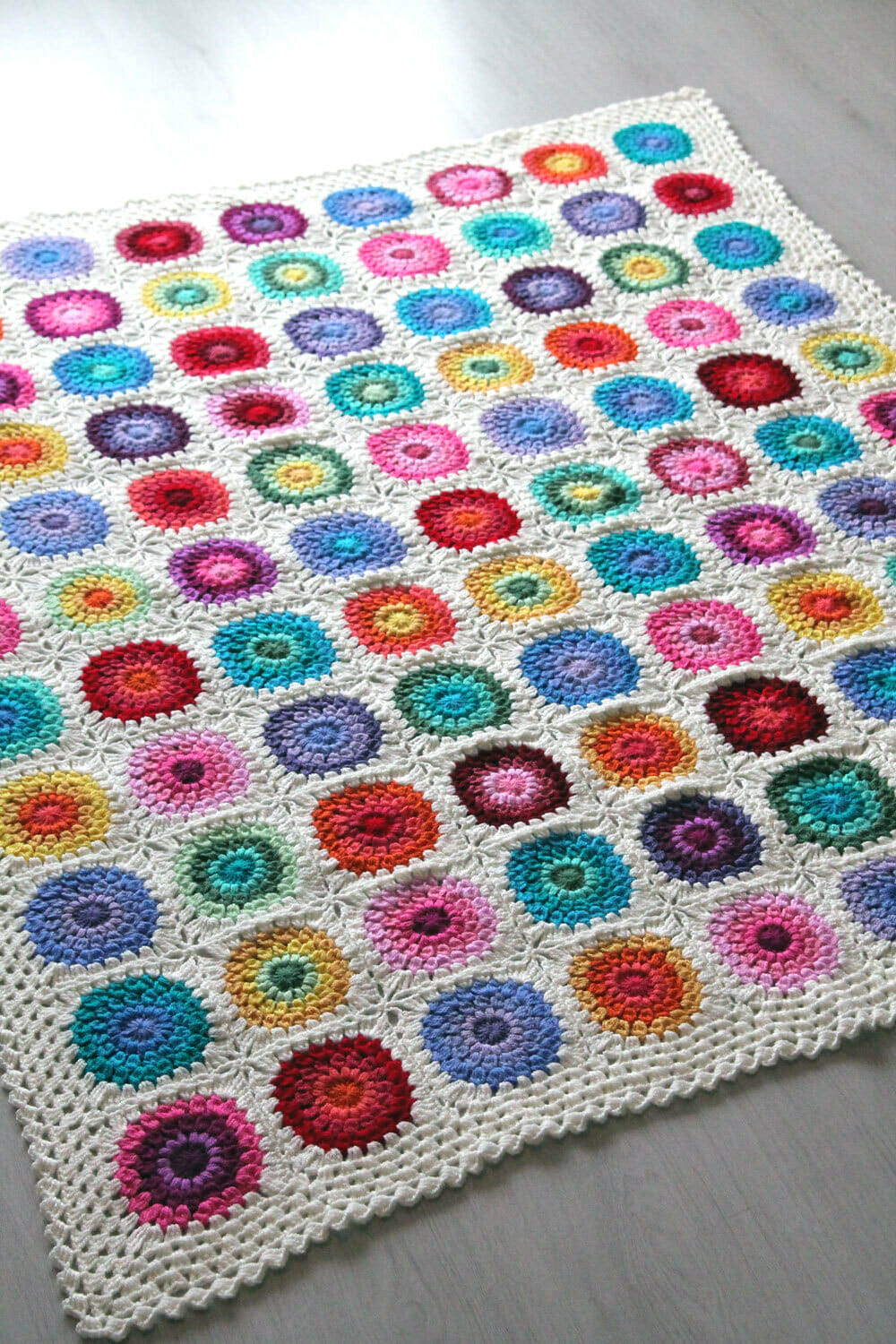 PATRÓN GRATIS Manta de 25 Motivos Colores en Crochet