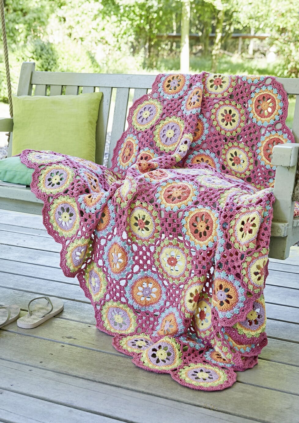 PATRÓN GRATIS Maravillosa Manta de 80 Motivos Florales a Crochet