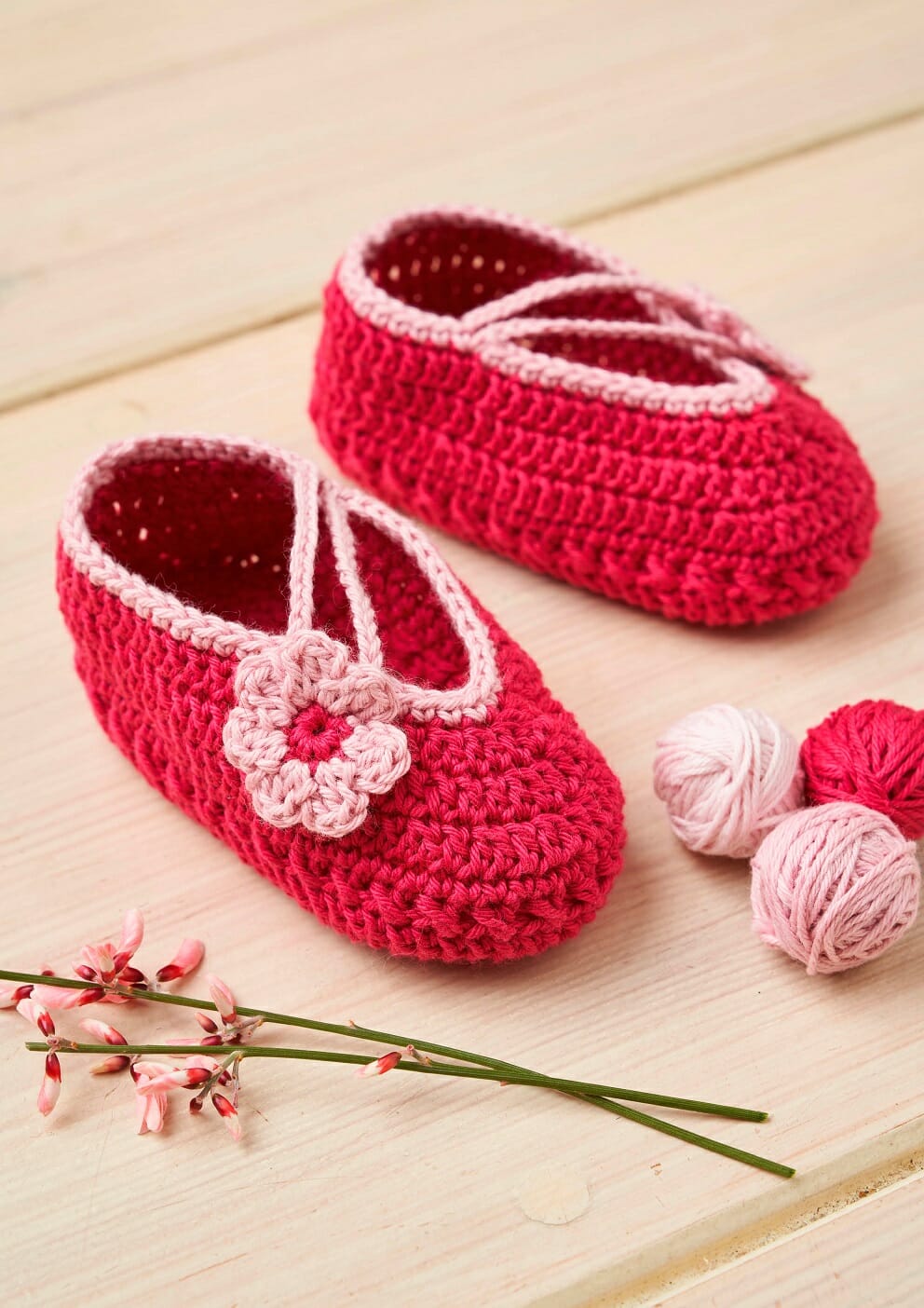PATRÓN GRATIS Cómodos Zapatos para Bebé con Flor a Crochet