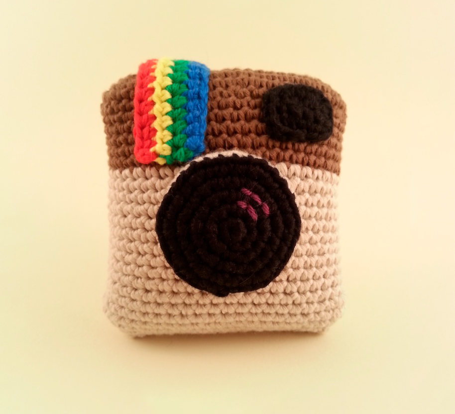 PATRÓN GRATIS Cámara de Instagram en la Técnica Amigurumi paso a paso