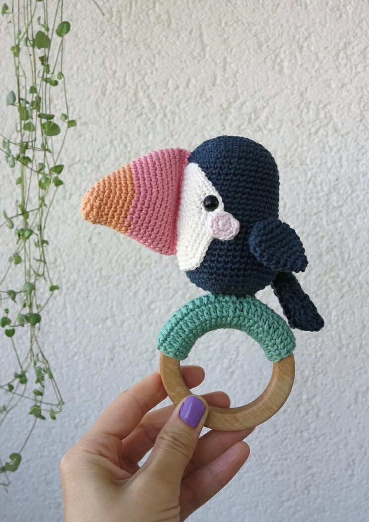 PATRÓN GRATIS Sonajero de Tucán Juguete Amigurumi paso a paso