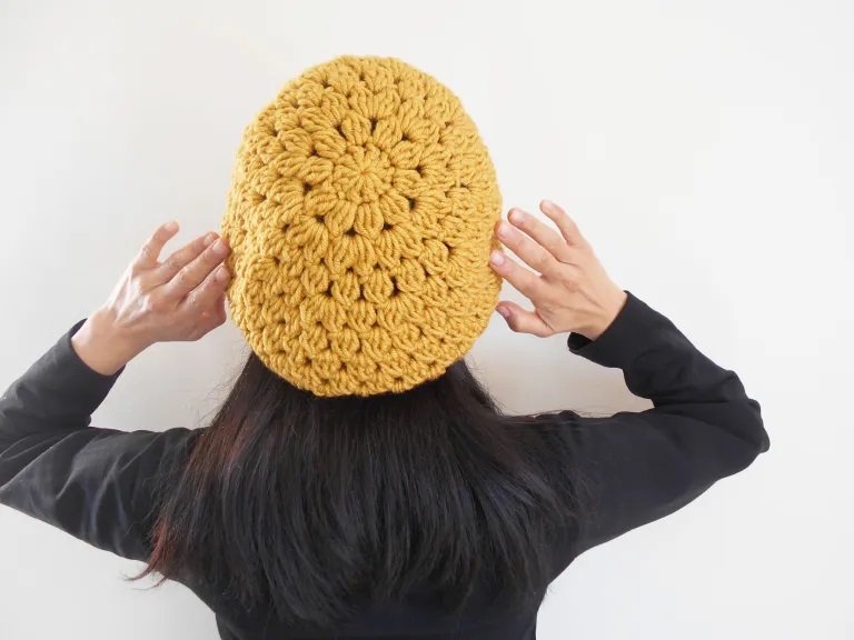 PATRÓN GRATIS Elegante Boina Camelia en Crochet