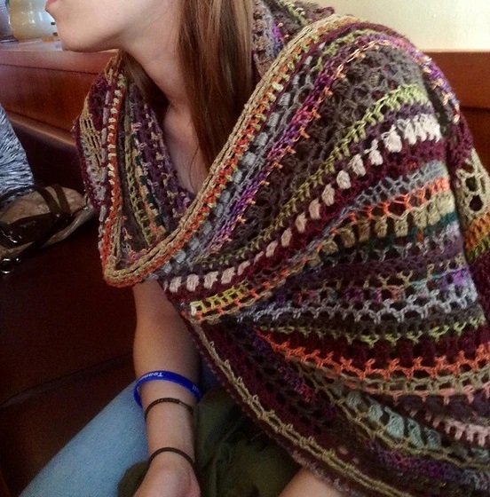 PATRÓN GRATIS Maravillosa Bufanda-Manta en Crochet