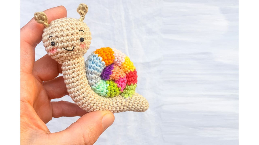 PATRÓN GRATIS Llavero Caracol Arcoiris Amigurumi Paso a Paso en Español