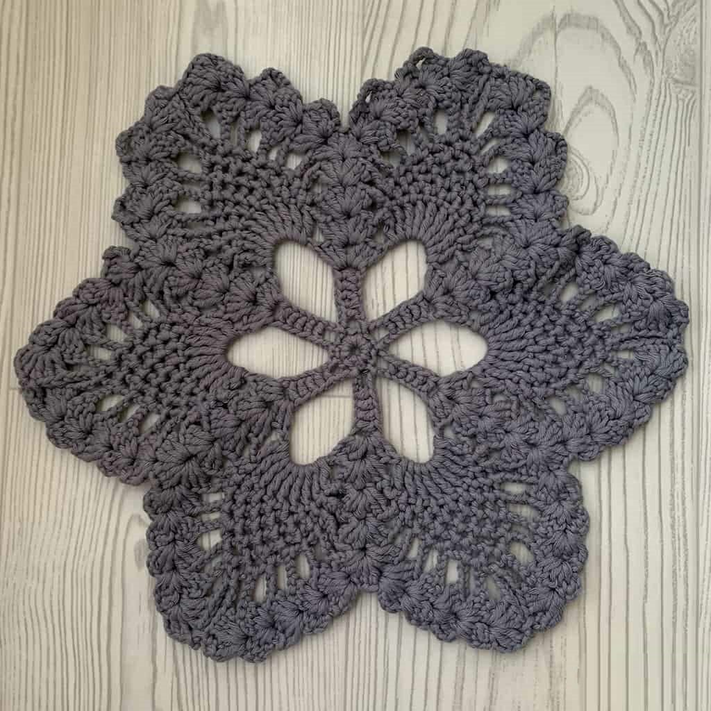 PATRÓN GRATIS Carpeta Flor de Loto en Crochet