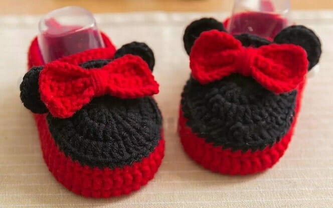 PATRÓN GRATIS Patucos de Mickey Mouse para Bebes de 3- 12 meses en Crochet