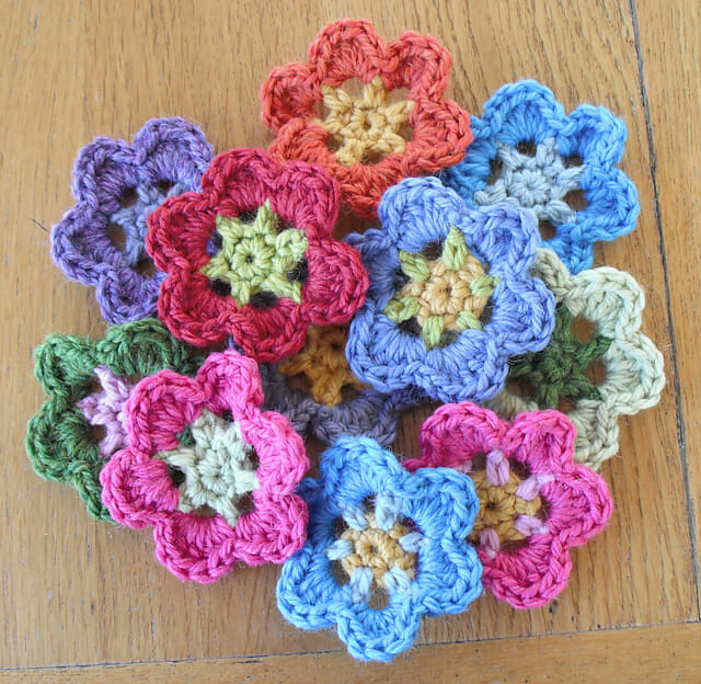 PATRÓN GRATIS Flores de Aniversario en Crochet