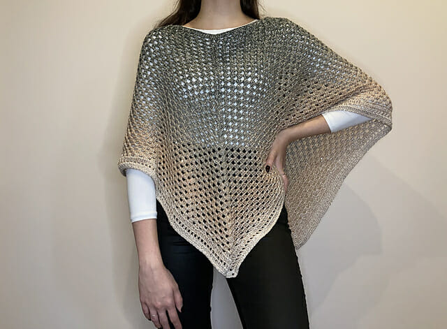 PATRÓN GRATIS Poncho de Estilo Simple en Crochet