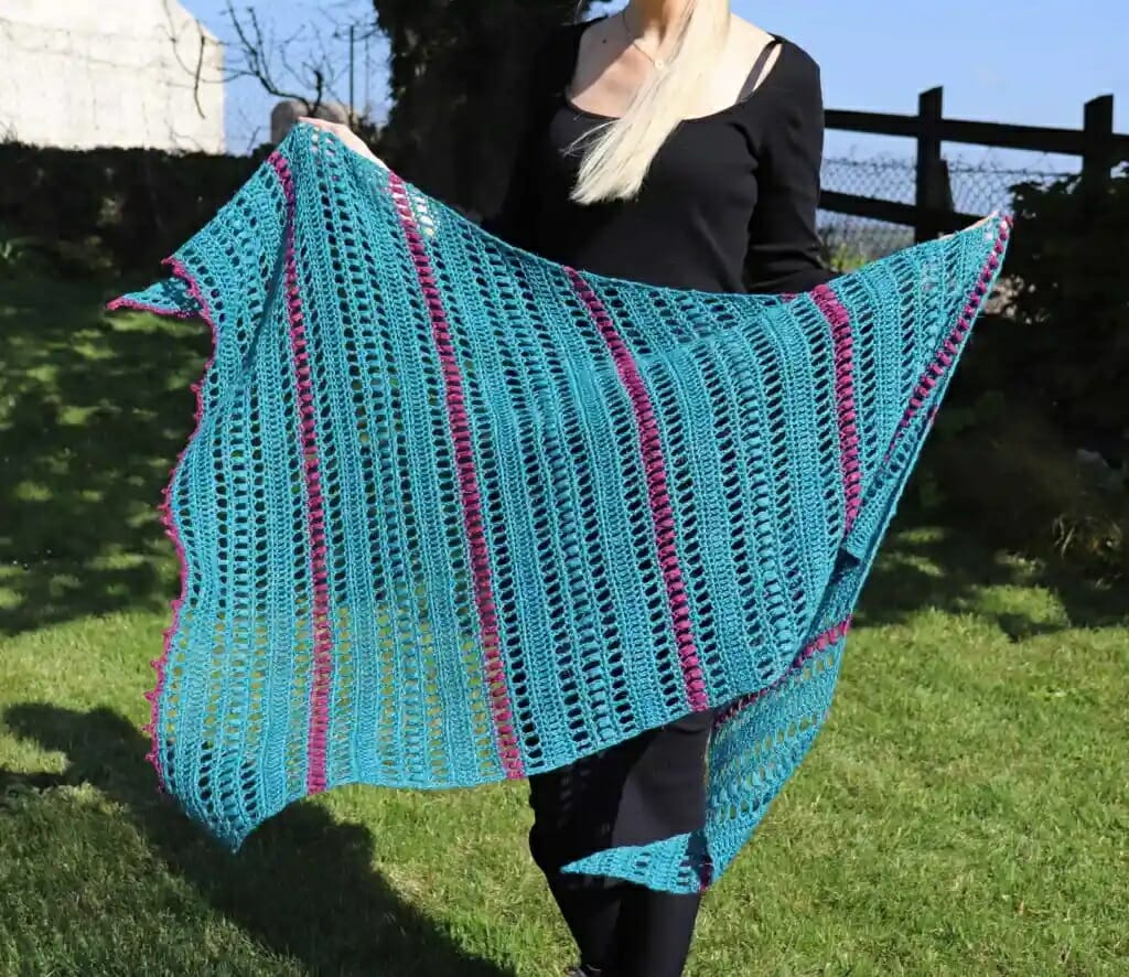 PATRÓN GRATIS Chal Asimétrico Jade y Rosas en Crochet