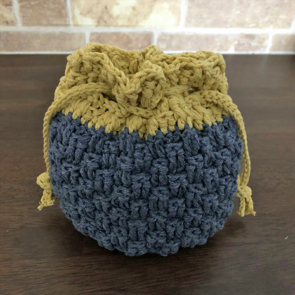 PATRÓN GRATIS Mini Bolso Fruta Bicolor en Crochet