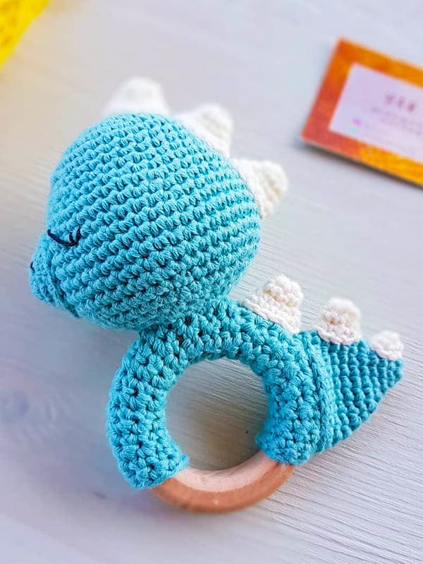 PATRÓN GRATIS Sonajero de Dinosaurio Amigurumi FÁCIL