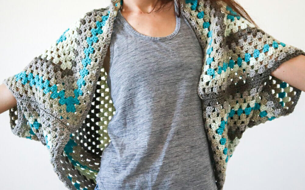 PATRÓN GRATIS Cárdigan de Cuadrado de la Abuela en Crochet