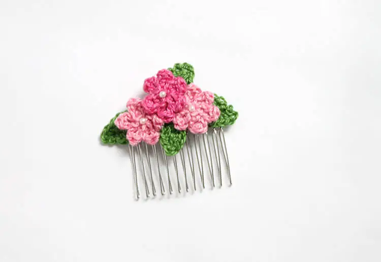 PATRÓN GRATIS Delicadas Peinetas con Flores en Crochet