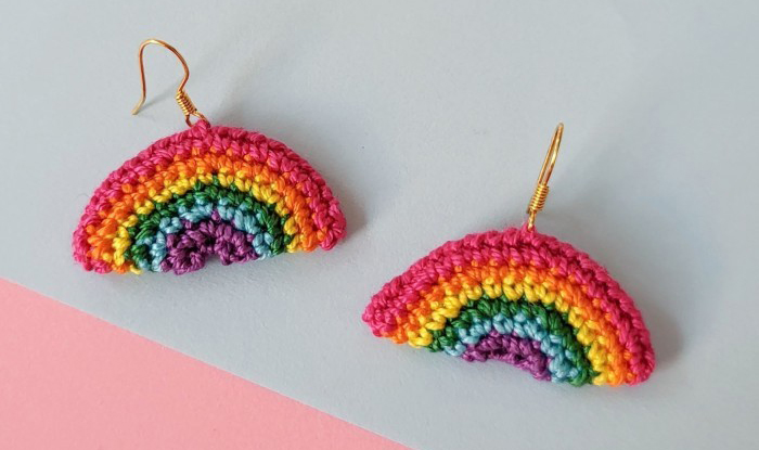 PATRÓN GRATIS Pendientes de Arcoíris en Crochet